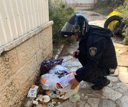 פקחי העירייה מחטטים בשקיות האשפה
