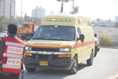 אמבולנס (אילוסטרציה). הילד שנפגע פונה באורח אנוש ומותו נקבע בבית החולים