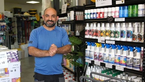 עובדיה מזרחי בסניף "קלין האוס" חדרה