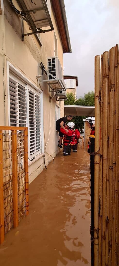 מזירת האירוע בנס ציונה (צילום: כב"ה תחנה אזורית רחובות) מזירת האירוע בנס ציונה