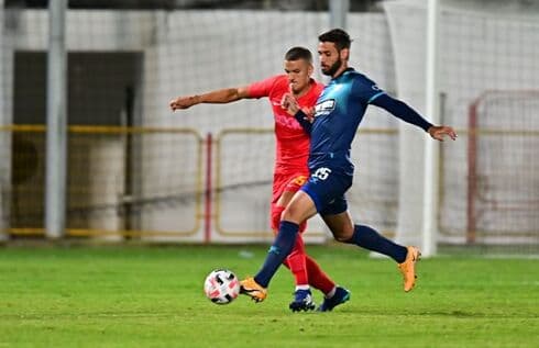 אנתוני וארן (מימין) מול ננאד סבטקוביץ'. פתח בהרכב