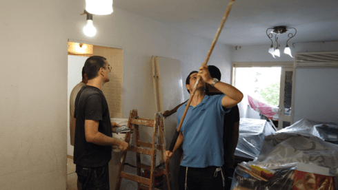 עובדי החברה משפצים דירה עובדי החברה משפצים דירה