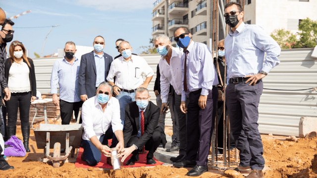 הנחת אבן הפינה והטמנת הקלף על ידי ראש העיר, יו"ר הכנסת יריב לוין והשותפים למעמד