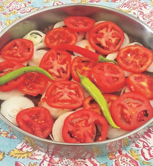 מפזרים יפה את פרוסות העגבנייה בשכבה שווה