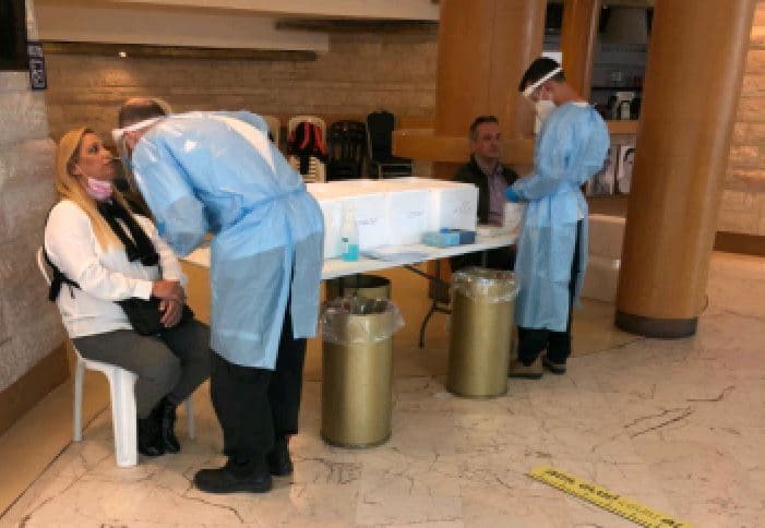 עובדי עירייה במתחם הבדיקות בעיר