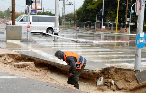 בור נפער בכביש בעקבות השטפונות 