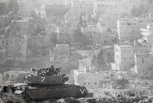 טנק בגילה ניצב מול בית ג'אלה 