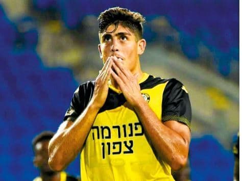 גנדלמן חוגג את שער הבכורה שלו בליגת העל. "הוא סוג של עוזר מאמן על המגרש" (צילום: ברני ארדוב) גנדלמן חוגג את שער הבכורה שלו בליגת העל. "הוא סוג של עוזר מאמן על המגרש"