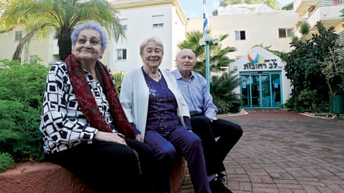 (מימין) אברהם צ'ירסקי מגן, אסתר אלוני ואביבה חביבי 