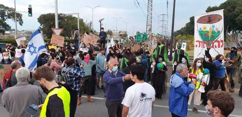 פגיעה בבריאות התושבים ולזיהום סביבתי כבד, ההפגנה הערב (צילום: נחום סגל) הפגנה בחוצות המפרץ