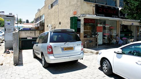 חונים בכניסה לחניון