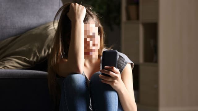 האישה ניסתה לצאת מהרכב, אך הנאשם חנק אותה בצווארה 