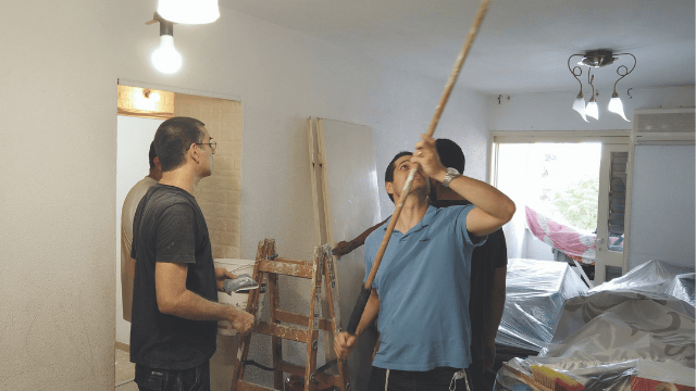 עובדי החברה במהלך השיפוץ. עייפים ומלאי גאווה