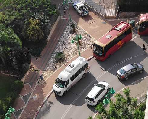 הכביש העמוס סמוך לבית ספר נאות מרגלית