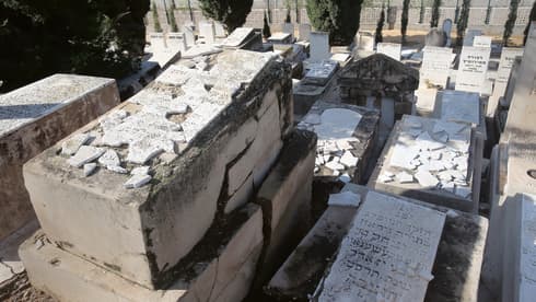 בית עלמין "גני אסתר". מצבות שבורות בחלקה העתיקה