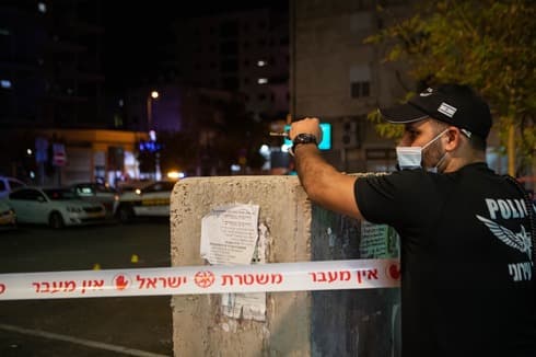 המשטרה סגרה את זירת האירוע (צילום: שי רגב) אירוע ירי בקרית אתא