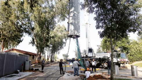 העבודות להקמת האנטנה העבודות להקמת האנטנה