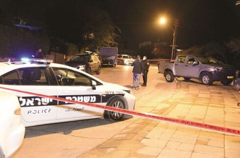 זירת האירוע בערד. אחת היריות פוגעת בפורץ והוא נפצע אנושות