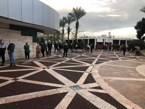 התור הארוך מחוץ למתחם הבדיקות בבת ים