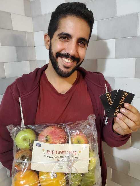 המתנדב שהגיע להעניק את השי והפרס