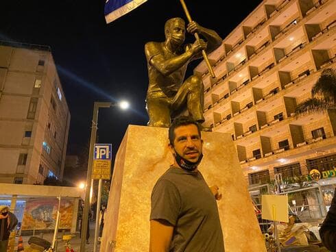 הפסל בכיכר פריז