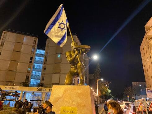 הפסל בכיכר פריז