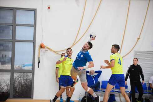 סטפן צ'יריץ' (במרכז). משחק טוב שלו לא הספיק