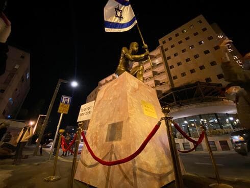 הפסל בכיכר פריז