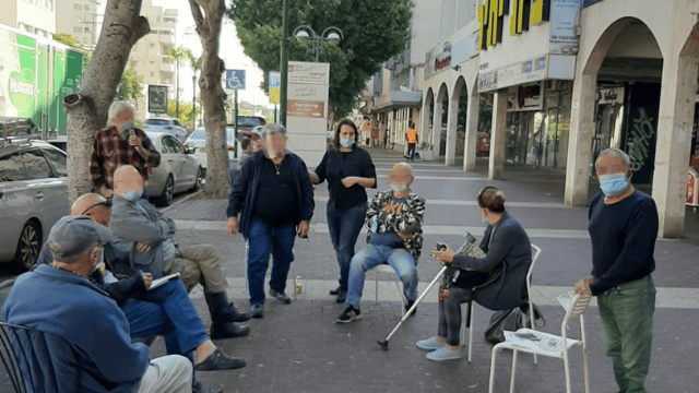 הדר לביא עם קשישי כפר סבא הדר לביא עם קשישי כפר סבא