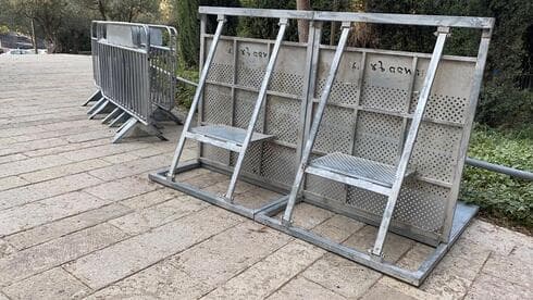המחסומים שהוצבו מידי שבוע בבלפור (צילום: mynet) המחסומים שהוצבו מידי שבוע בבלפור