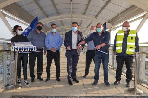 מנכ"ל רכבת ישראל מיכה מייקסנר (מימין) וראש עיריית מודיעין מכבים רעות (משמאל) חונכים את הגשר החדש בתחנה