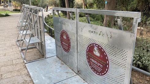 המחסומים שהוצבו מידי שבוע בבלפור (צילום: mynet) המחסומים שהוצבו מידי שבוע בבלפור