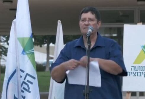 מזכ"ל התנועה הקיבוצית,  ניר מאיר, קורע את המסמך