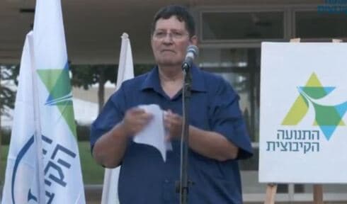 מזכ"ל התנועה הקיבוצית,  ניר מאיר, קורע את המסמך