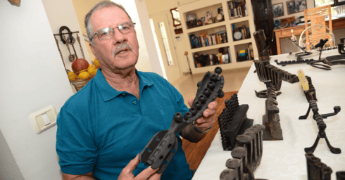  ארנון גינת בביתו. בני המשפחה מאוד מעודדים מהעיסוק שלו