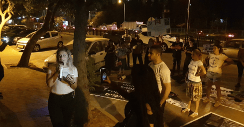 ניקול דניאל באחת ההפגנות נגד מעודה