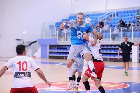יותם טל (במרכז) מול עוז חממי. דימונה היתה קרובה לסנסציה (צילום: הדר ואן קולא, איגוד הכדוריד) יותם טל (במרכז) מול עוז חממי. דימונה היתה קרובה לסנסציה