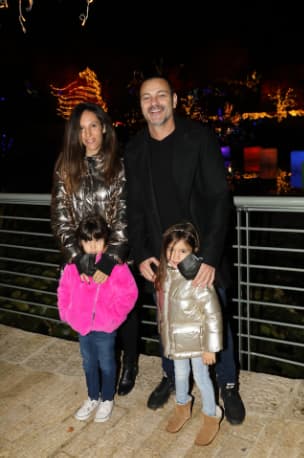 אקי אבני ובני משפחתו