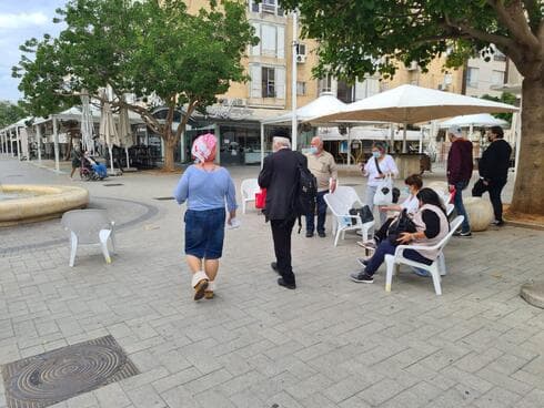 הכיסאות שהוצבו במרכז העיר הכיסאות שהוצבו במרכז העיר