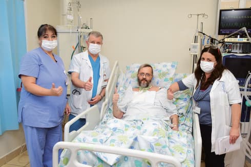 עובד לשיקום בבית לוינשטיין. דוד עם ד"ר מח'ול והצוות בביה"ח נהריה