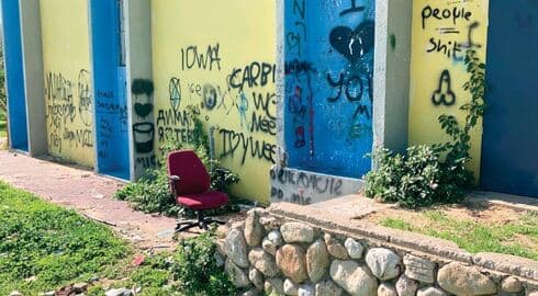 אולם מילטון. אורחים נדהמים מהזוהמה