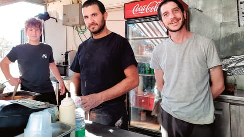 ניר אלקסלסי (באמצע) "עוברת עלינו תקופה קשה" (פרטי) ניר אלקסלסי. "עוברת עלינו תקופה קשה"