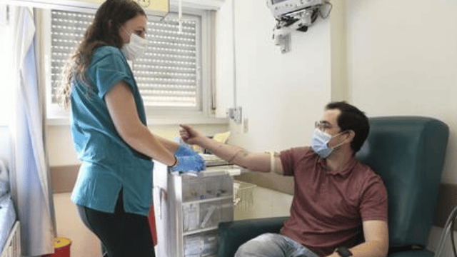 ענר אוטולנגי, הראשון לקבל את החיסון