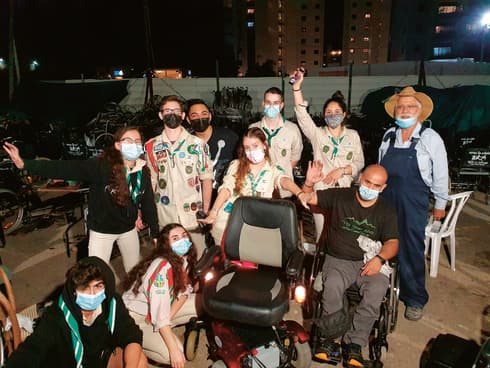 חניכי "הצופים" בכפר סבא מתקנים כסאות