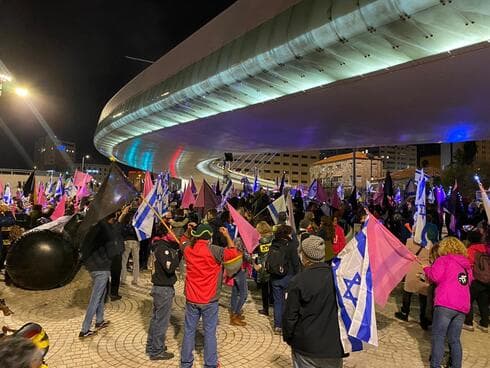 מאות מפגינים במרכז העיר