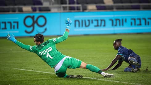 סינטיהו סלליך מכניע את ארנסטס שטקוס