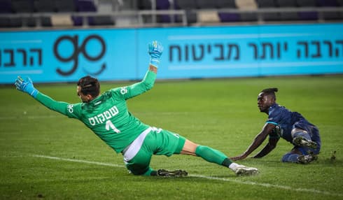 סינטיהו סלליך מכניע את ארנסטס שטקוס