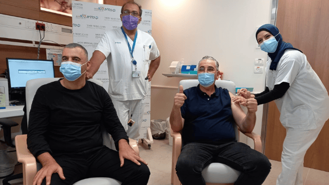 מימין: חיים ברוידא ורפי סער מתחסנים