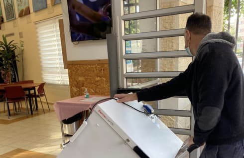 חיסוני הקורונה מגיעים לרחובות 