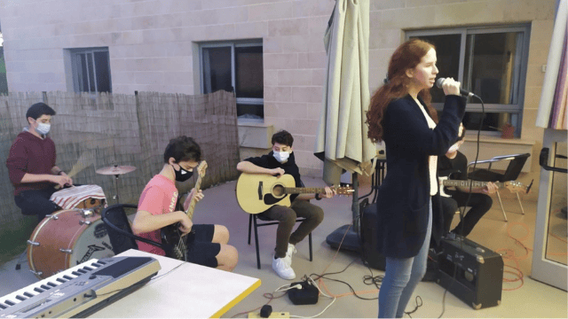 קבוצת "מנגנים בקהילה" בהופעה ב'צימרמן'